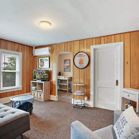 The Flats Of Lake Geneva- Suite 2